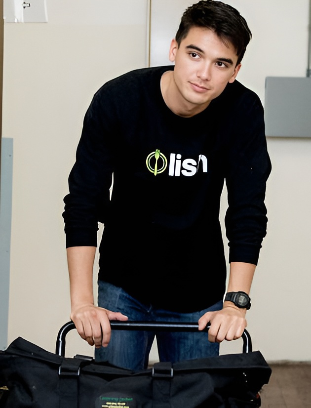  A Lish catering staff member delivers lunches to remote employees.