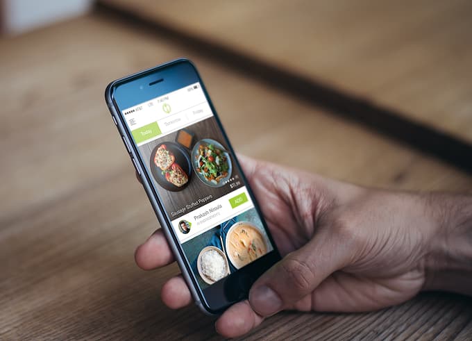 Employee choosing their Group Order lunch on the Lish app on a smartphone